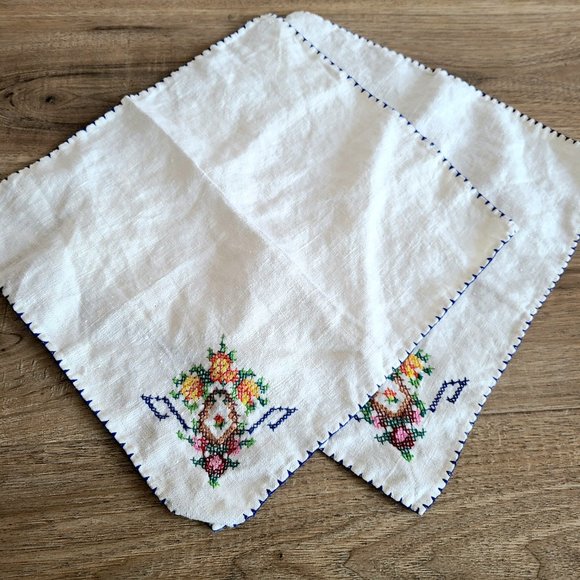 2 vintage cotton or linen napkins with a cross stitch floral embroidery. - Picture 7 of 7